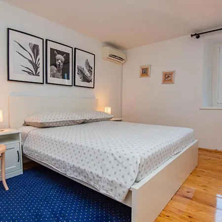 Apartments And Rooms Ille Guest house