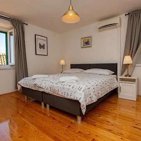 Guest house Apartments And Rooms Ille Sibenik