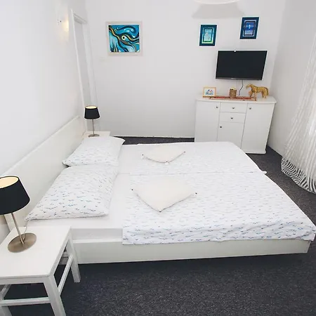 Guest house Apartments And Rooms Ille 3*