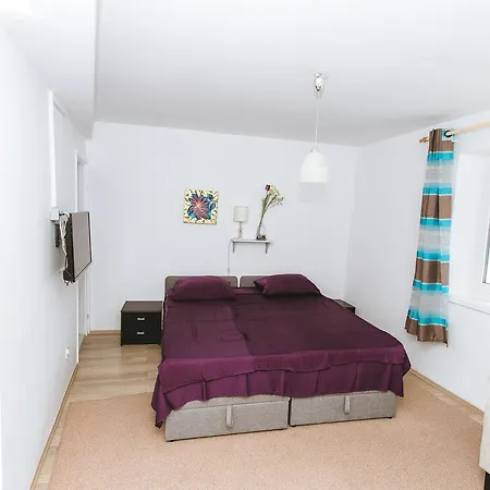 Apartments And Rooms Ille Guest house 3*