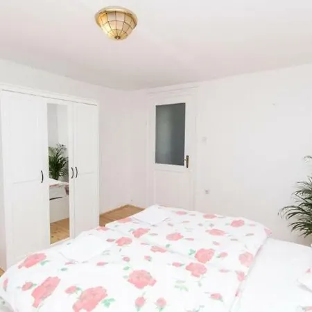 Apartments And Rooms Ille Guest house 3*